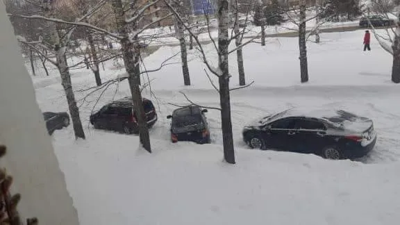 В Нижнекамске за зиму автолюбители превратили детскую площадку в стоянку