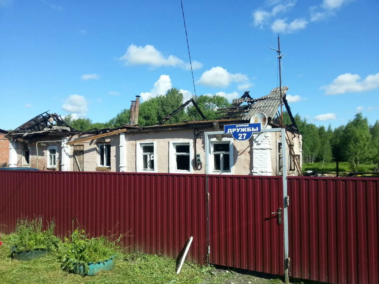 Семья с двумя маленькими детьми осталась на улице из-за пожара. Как им можно помочь