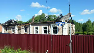 Семья с двумя маленькими детьми осталась на улице из-за пожара. Как им можно помочь