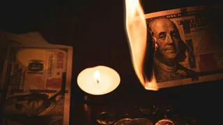 Риски слишком велики: эксперт рассказал, почему хранить деньги в долларах опасно