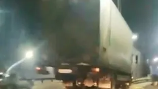 Повис на ограждении: на Михайловском шоссе грузовик влетел в дорожный барьер