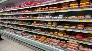 Чистое мясо, никакой сои: в Роскачестве огласили лучшую колбасу для оливье