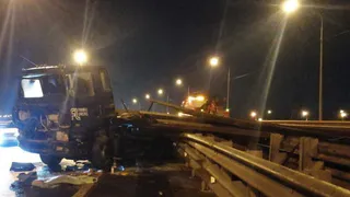 Висит на отбойниках: фото и видео с места аварии на Южной окружной
