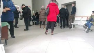 В Володарском районе города Брянска образовалась огромная очередь пациентов  к терапевту поликлиники № 2