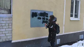 Рязанские волонтеры закрасили рекламу наркотиков на стенах