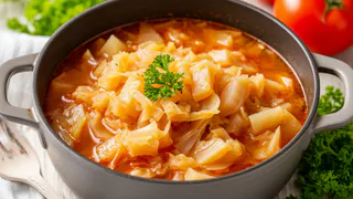 Готовлю тушеную капусту так, что её просят все домашние. Продукты всегда под рукой, а рецепт - проще не бывает