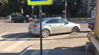 Очередной автохам  - рязанец бросил автомобиль на пешеходном переходе