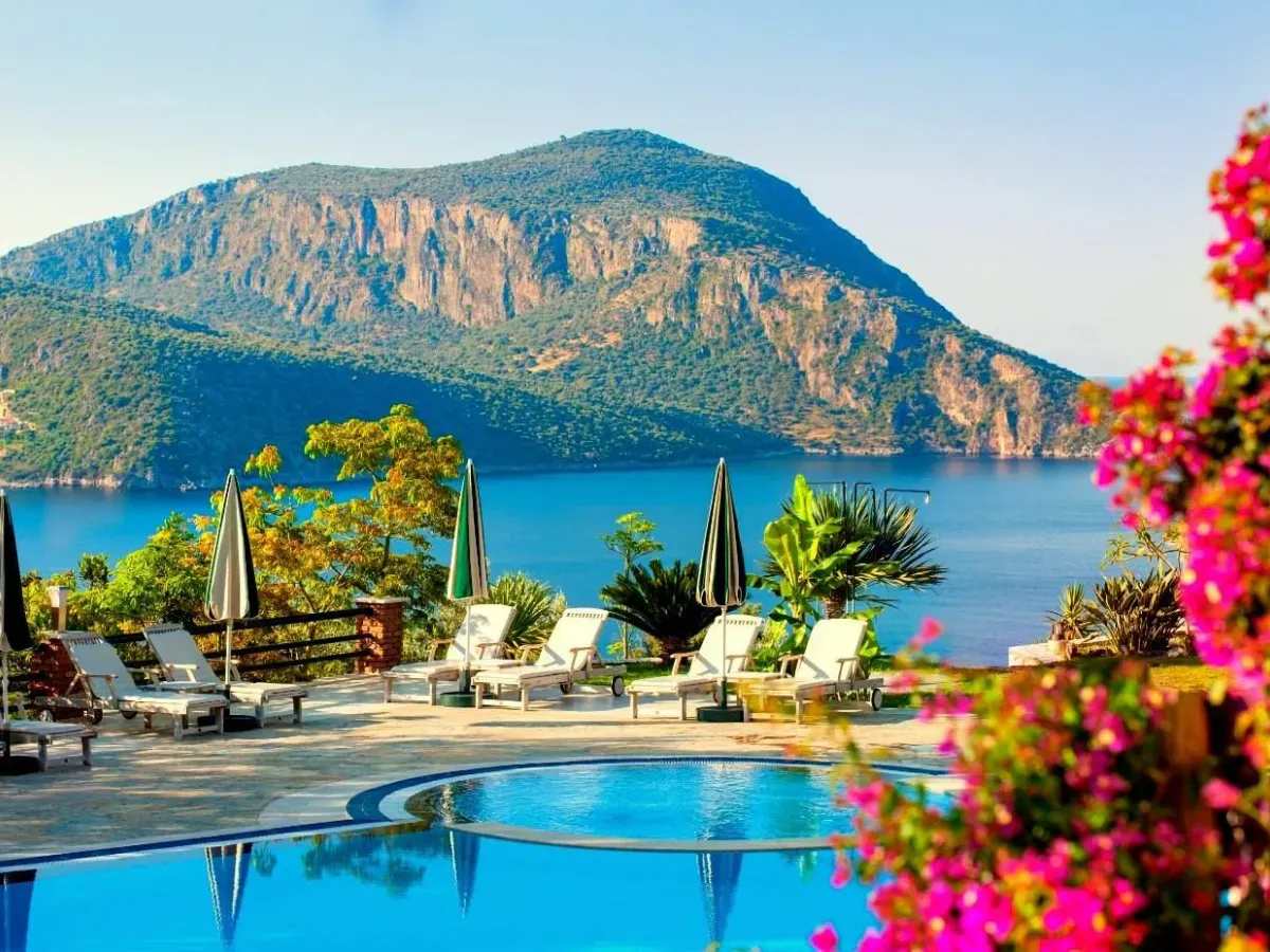 Бархатный сезон в Абхазии: тёплое море, солнечные дни и скидки до 50%