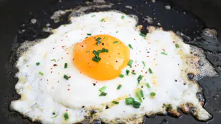 Не сало и не масло, а в 80 раз полезнее: на чём жарят яичницу грамотные хозяйки — запомните раз и навсегда