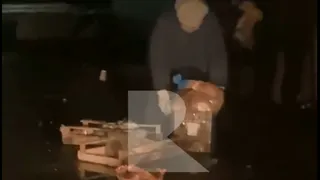 Позор: пенсионеры ищут продукты в мусорке магазина на Гоголя