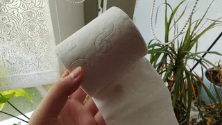 Беру рулон туалетной бумаги - и из щелей не дует даже в лютый мороз. Подоконник всегда теплый