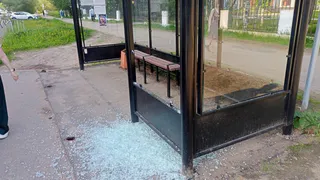 Вандалов ждет уголовная статья за разбитые автобусные остановки в Коми