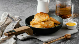 Делаю воздушные сырники из самого бюджетного творога всего за 20 минут: 3 лайфхака для вкусного завтрака по карману