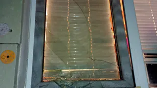 В Рязани из-за урагана ветка разбила окно в жилом доме