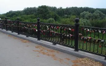 Кому мешают «замки любви» на Соборной?