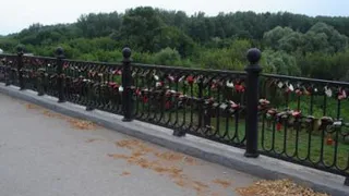 Кому мешают «замки любви» на Соборной?