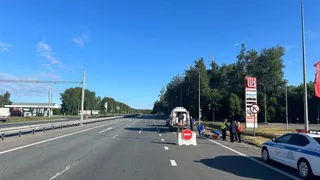 В Чебоксарском округе КамАЗ сбил женщину на обочине и скрылся