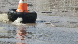 Новый фонтан: в Горроще из дорожного люка бьёт вода