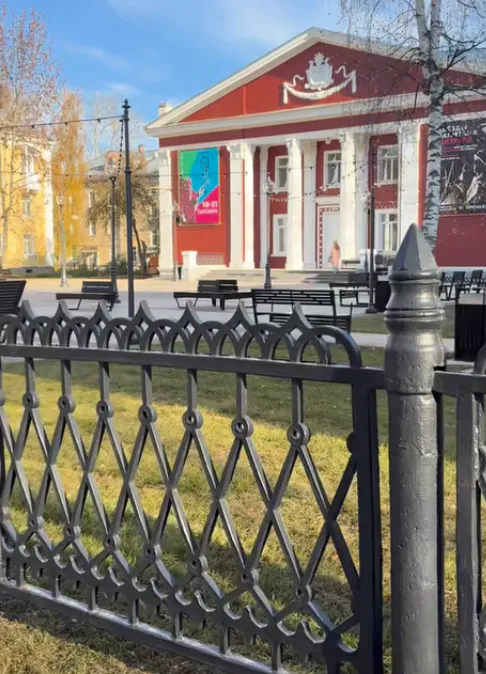 В октябре завершится благоустройство театральной площади у театра «Парафраз»