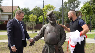 “На алкаша похож”, “Дядька норм получился”: что рязанцы думают о новой статуе Косопуза