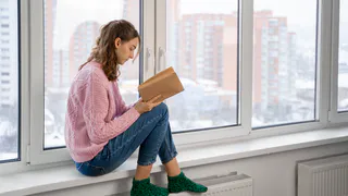 Сделали это за 5 минут, чтобы согреться: из окон больше не дует, а подоконник стал теплым - лучшее средство в морозы