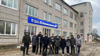 Студенты области благоустраивают территории медучреждений в рамках акции «Месячник добра»