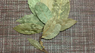 Лавровый лист покрываю солью — весь июнь не нарадуюсь своей хитрости: лучший лайфхак для умных домохозяек