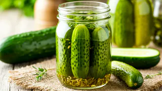 Забыла про них на сутки — а они стали лучше, чем солёные. Быстрые огурцы, за которые не стыдно перед гостями 