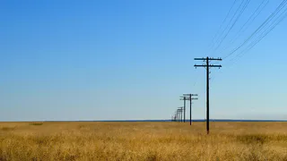 В Усинске выявили незаконное размещение интернет-кабелей на опорах ЛЭП