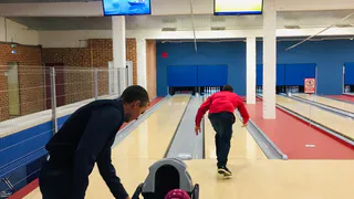 Боулинг: проведите выходные с кеглями и шарами