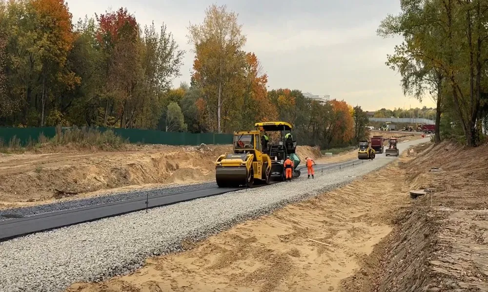 Во Владимире укладывают асфальт на будущей дороге по улице Пушкарской