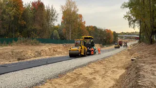 Во Владимире укладывают асфальт на будущей дороге по улице Пушкарской