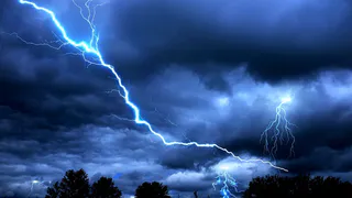 Во Владимире штормом снесло обшивку недостроенного здания