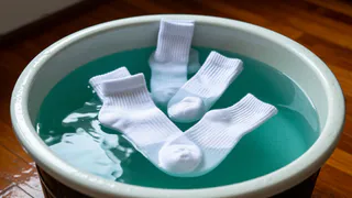 Кидаю 4 ложки в таз — и даже самые заношенные носки станут белее снега: простой и эффективный лайфхак