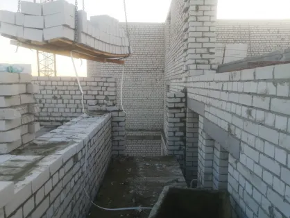 В Пензе каменщик упал с двенадцатого этажа из-за отсутствия страховки