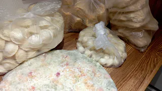 По совету продавца в "Ермолино" купили два осетинских пирога: с сыром и с картофелем и зеленью - честно рассказываю о вкусе и составе