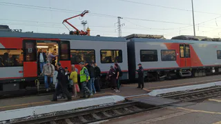 Я ехала одна в поезде. Ночью услышала детский плач в запертом купе - и узнала, на что способны «родители года»