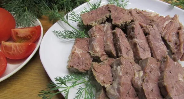 Надо ли сливать «первую воду» при варке мяса: шеф-повар поставил точку в вопросе