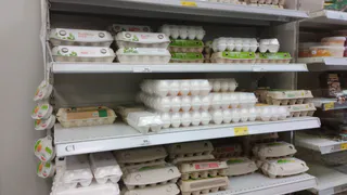 Хитрые продавцы выбирают яйца домой только так: запоминайте 2 полезных лайфхака