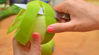 Годовалый малыш подавился яблоком и впал в кому