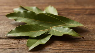 Спросила у соседки, зачем она пачками покупает лаврушку - теперь и сама так делаю. Она нужна не для готовки