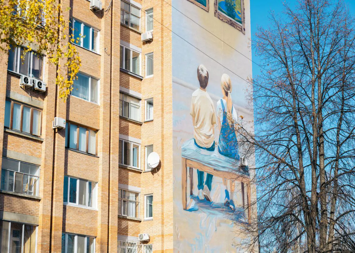 В Нижнекамске появился десятый мурал программы «КАМ‑ОН»: «Окно в детство» посвятили художнику Ахсану Фатхутдинову