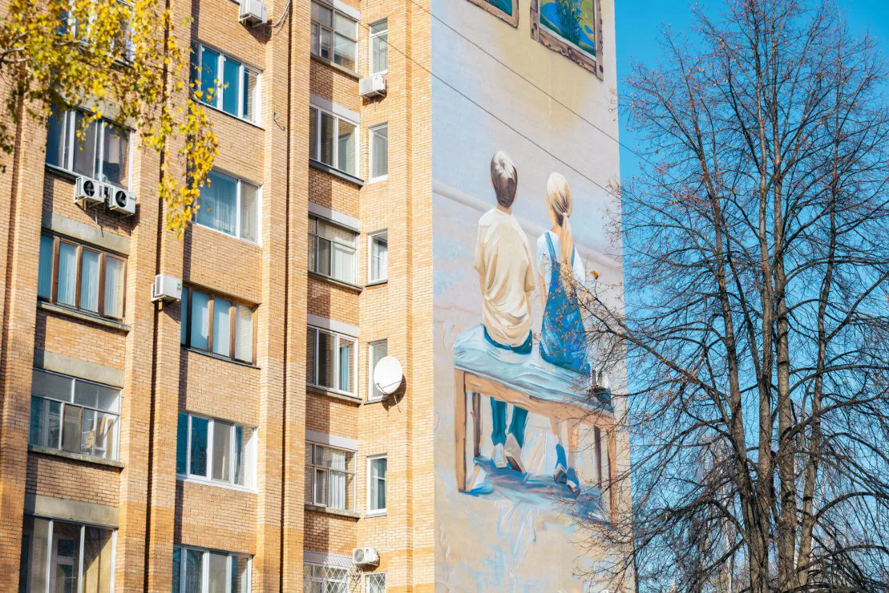 В Нижнекамске появился десятый мурал программы «КАМ‑ОН»: «Окно в детство» посвятили художнику Ахсану Фатхутдинову