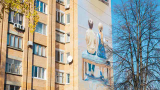 В Нижнекамске появился десятый мурал программы «КАМ‑ОН»: «Окно в детство» посвятили художнику Ахсану Фатхутдинову