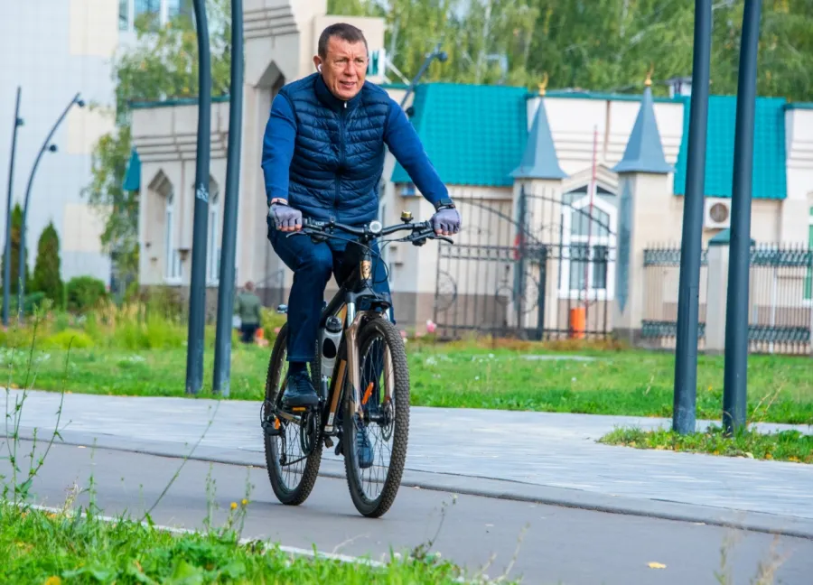 Сперва на газонокосилке, теперь на велике