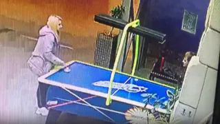 В рязанском ТРЦ парень с девушкой украли аэрохоккейную шайбу