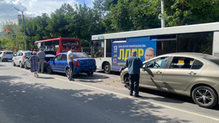 Кто-то вовремя нажал на тормоз: на Есенина собрался “паровозик” из машин