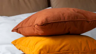 Даже старые подушки начнут пахнуть свежестью: использую одну хитрость – больше никакого пота и изношенности