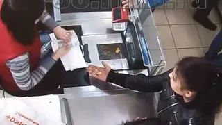 В Нижнекамске покупательница «загипнотизировала» продавца на 5 тысяч рублей