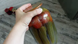 Всего два часа мне потребовалось, чтоб закатать 24 банки огурцов: все кто их попробовал на вкус, маринуют только так - необычный рецепт